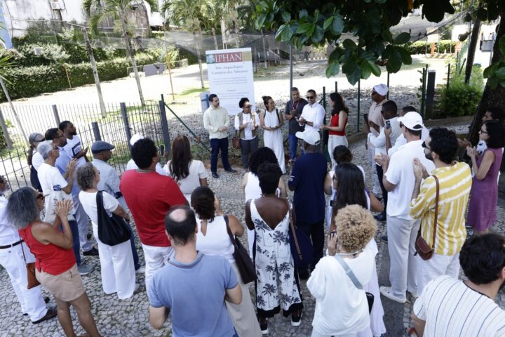 Instalação de placa marca reconhecimento público do Cemitério dos Africanos em Salvador