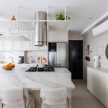 Apartamento de 60m² em São Paulo encanta com décor romântico e a cor do ano 2026