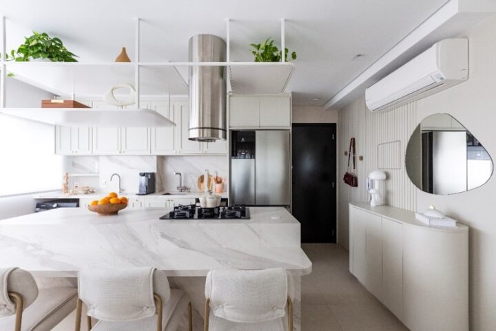 Apartamento de 60m² em São Paulo encanta com décor romântico e a cor do ano 2026