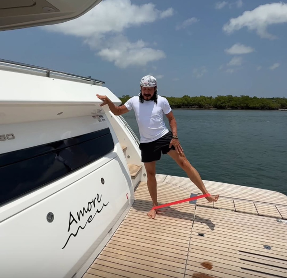 Bell Marques treina em barco para corrida em Salvador e é flagrado por fãs