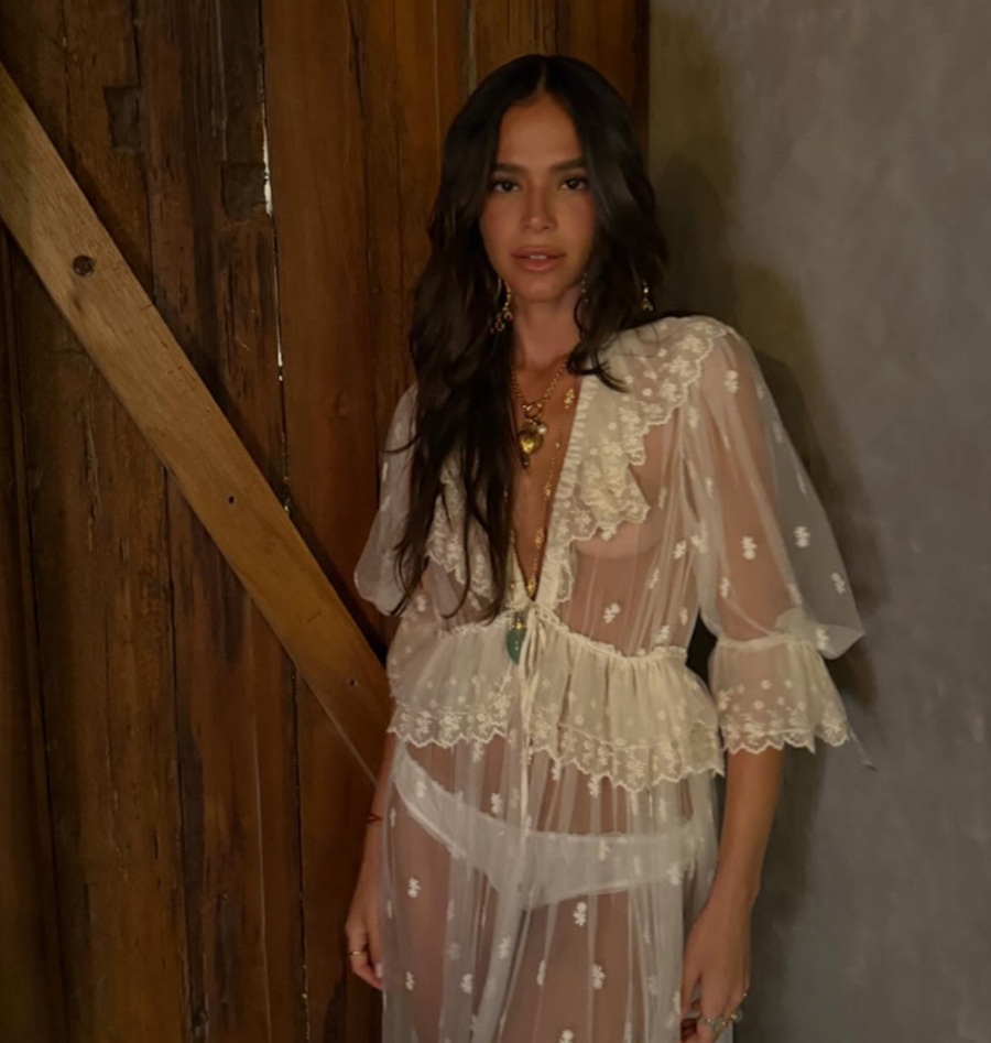 Após flagras com Shawn Mendes, Bruna Marquezine abre álbum do Réveillon