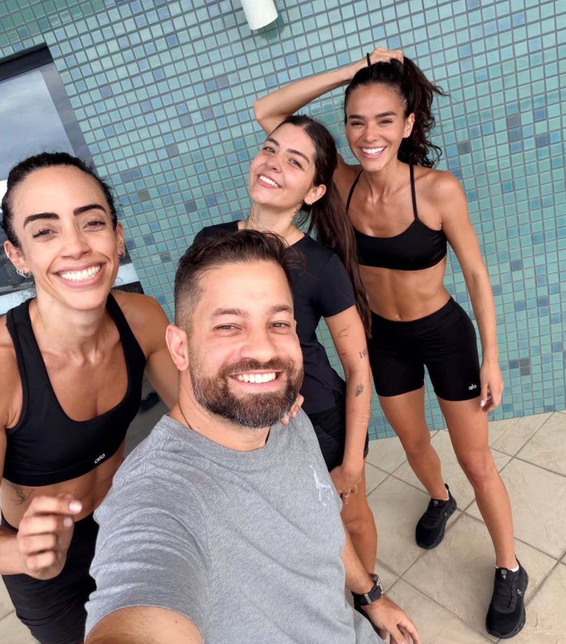 Um sol pra cada um! Bruna Marquezine aproveita o calor de Salvador entre passeios e treinos