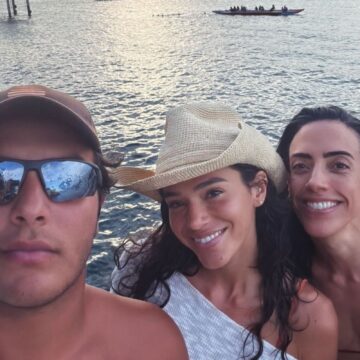De volta ao Brasil, Bruna Marquezine passa fim de semana em Salvador
