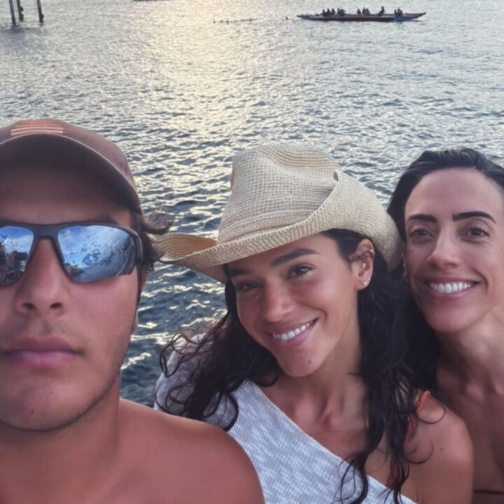 De volta ao Brasil, Bruna Marquezine passa fim de semana em Salvador
