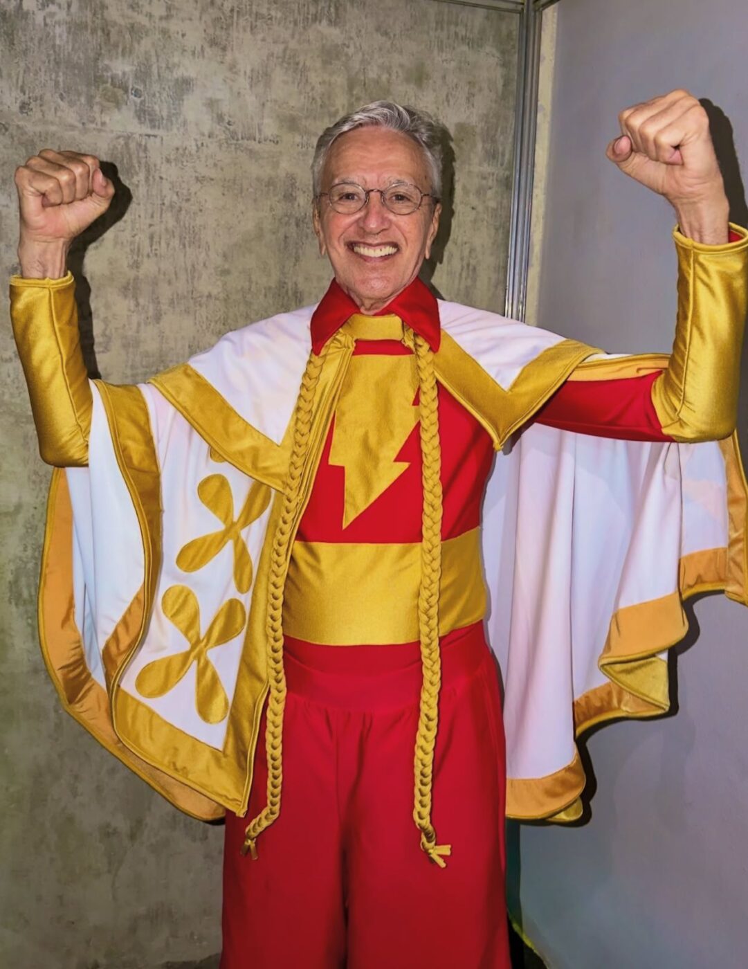 Aos 83 anos, Caetano Veloso se apresenta vestido de super-herói em prévia de Carnaval no Recife