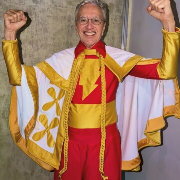 Aos 83 anos, Caetano Veloso se apresenta vestido de super-herói em prévia de Carnaval no Recife