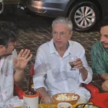 De férias em Salvador, Caetano Veloso visita Bar da Marli, famoso no Largo 2 de Julho