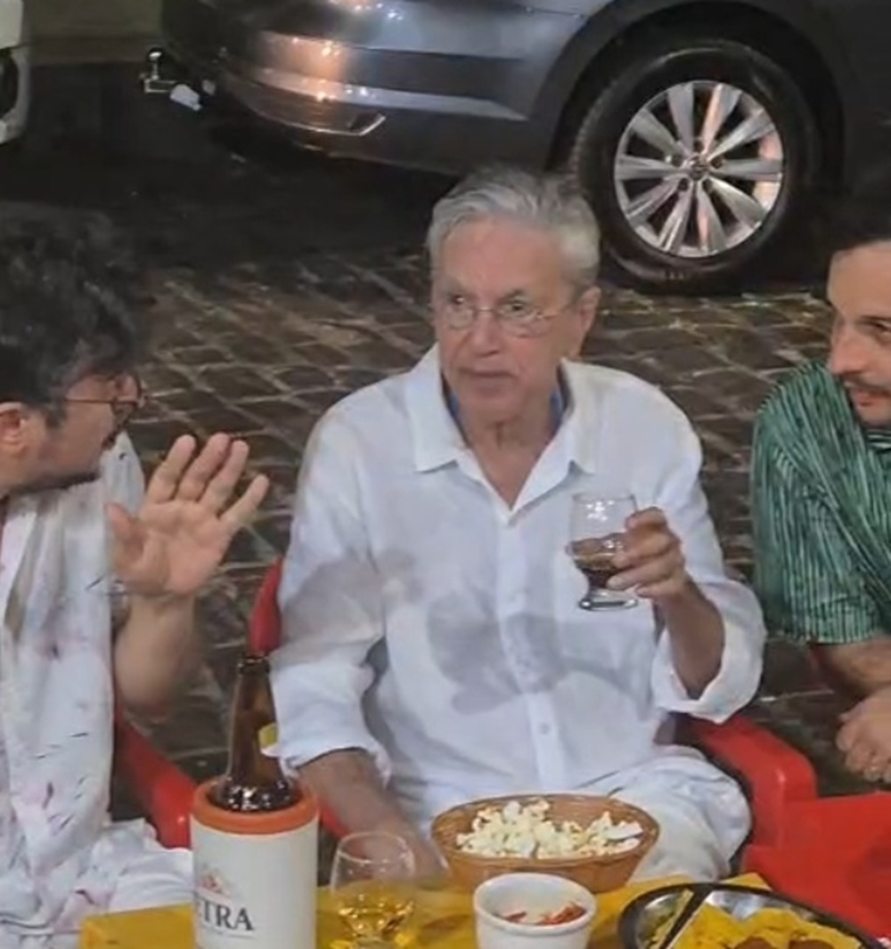De férias em Salvador, Caetano Veloso visita Bar da Marli, famoso no Largo 2 de Julho