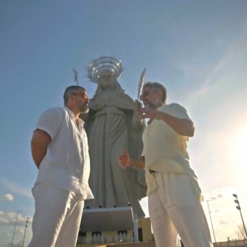 Juliano Cazarré visita estátua de Santa Rita de Cássia e se emociona ao relembrar cura de filha