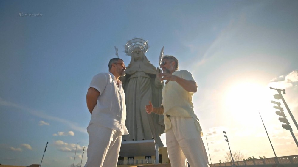 Juliano Cazarré visita estátua de Santa Rita de Cássia e se emociona ao relembrar cura de filha