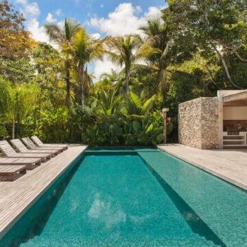 Casa em Trancoso é destaque em publicação nacional com projeto que celebra o jeito de morar do sul da Bahia
