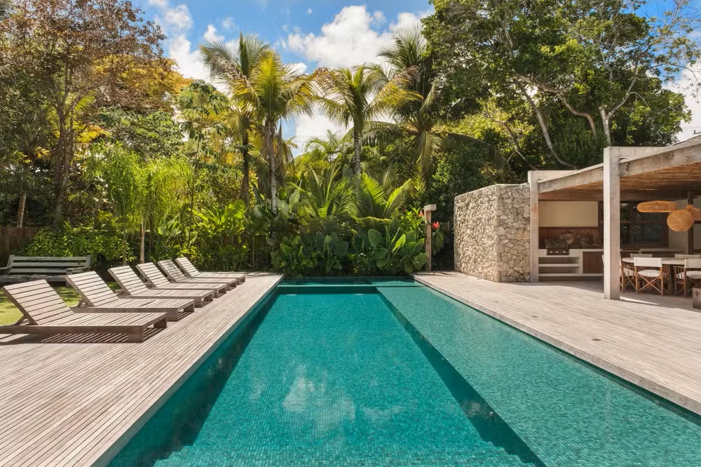 Casa em Trancoso é destaque em publicação nacional com projeto que celebra o jeito de morar do sul da Bahia