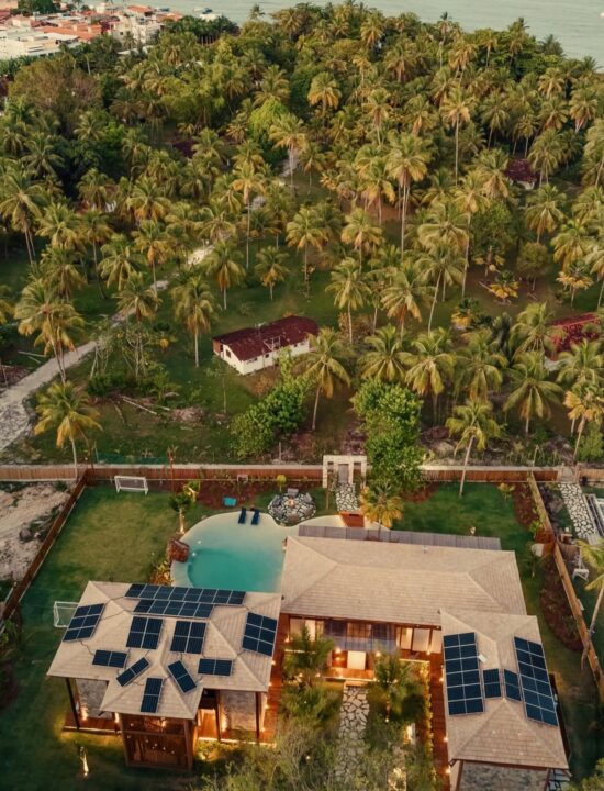 Caio Castro anuncia conclusão de casa de praia em Morro de São Paulo; veja fotos