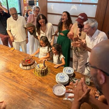 Caetano Veloso encontra Gilberto Gil durante temporada de férias em Salvador