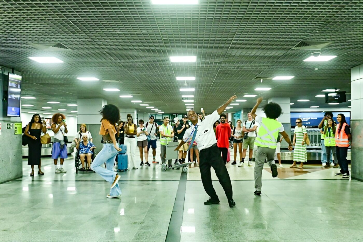 Do avião direto para o Carnaval: Salvador recebe turistas com flash mob dançante no aeroporto