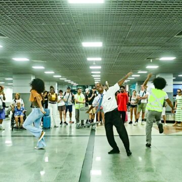 Do avião direto para o Carnaval: Salvador recebe turistas com flash mob dançante no aeroporto