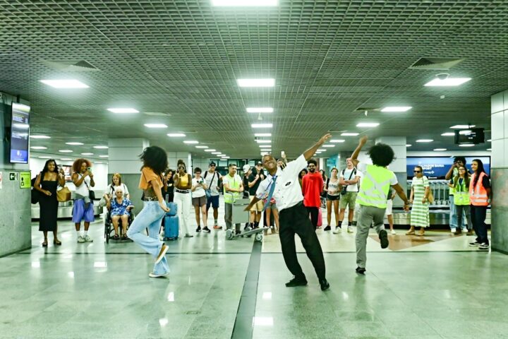 Do avião direto para o Carnaval: Salvador recebe turistas com flash mob dançante no aeroporto