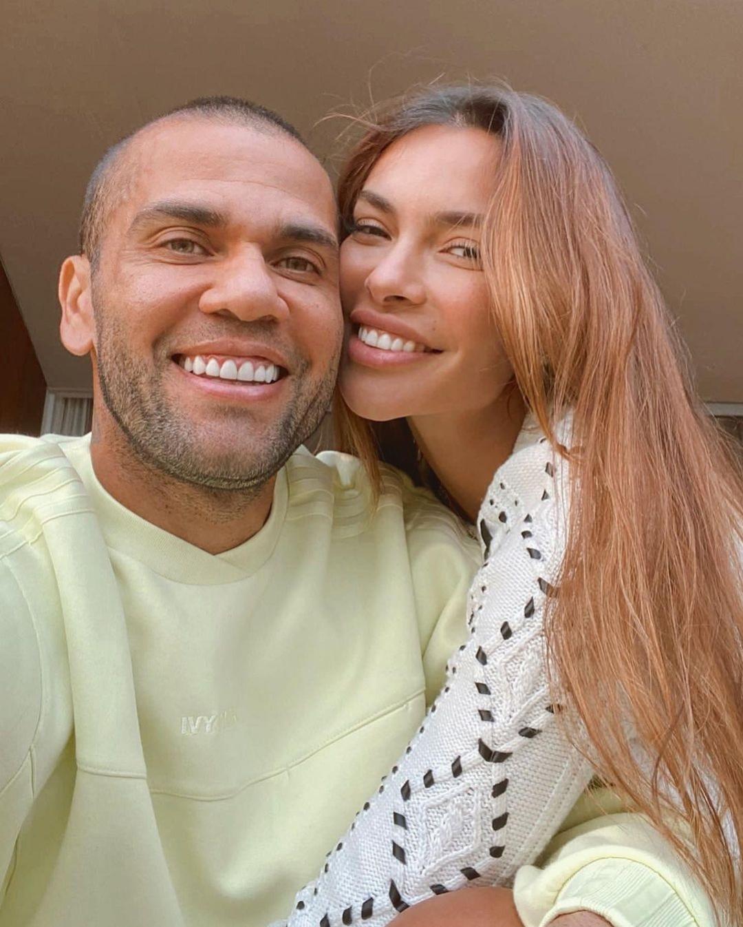 Esposa de Daniel Alves exibe registro inédito do jogador com a filha do casal
