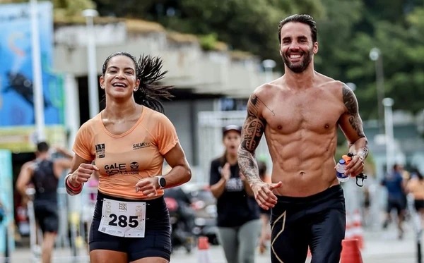 Solteiro, Daniel Cady surpreende ao exibir shape trincado em foto sem camisa