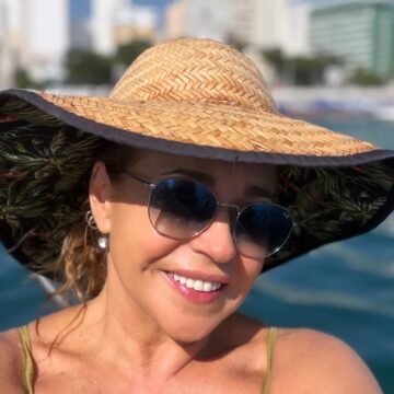 Daniela Mercury toma banho de mar no Porto da Barra: ‘Comemorando a chegada do ano’