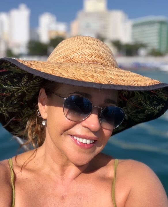 Daniela Mercury toma banho de mar no Porto da Barra: ‘Comemorando a chegada do ano’