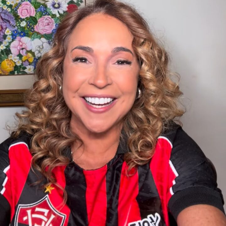 Daniela Mercury faz homenagem ao Vitória e muda letra de música: ‘Bora meu Vitória’