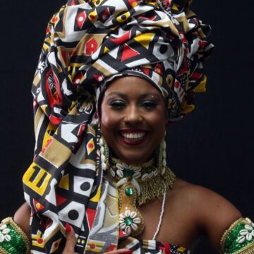 Conheça Carol Xavier, estudante de jornalismo eleita Deusa do Ébano 2026