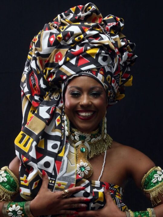 Conheça Carol Xavier, estudante de jornalismo eleita Deusa do Ébano 2026