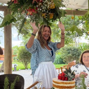 Donata Meirelles celebra aniversário em Trancoso com familiares e amigos