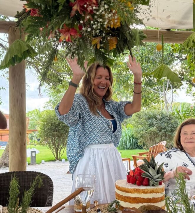 Donata Meirelles celebra aniversário em Trancoso com familiares e amigos