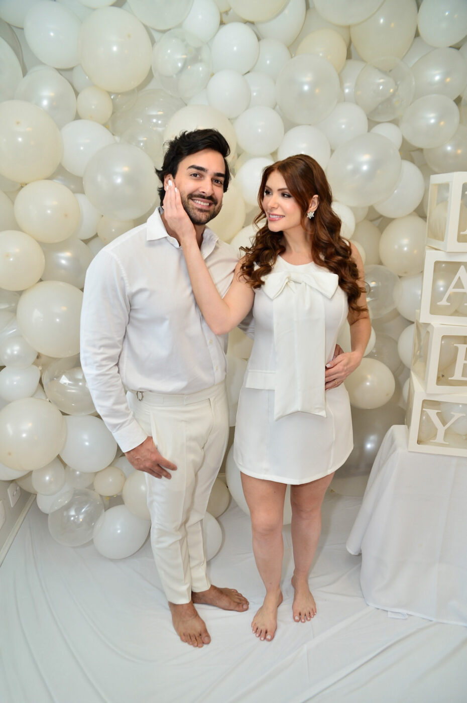 Nem fogos, nem drone: grávida, ex bbb Amanda Gontijo faz ‘chá revelação’ minimalista com Danilo Monteiro