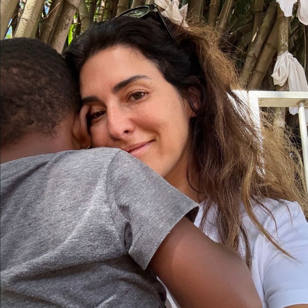 Fernanda Paes Leme visita terreiro de candomblé durante férias na Bahia