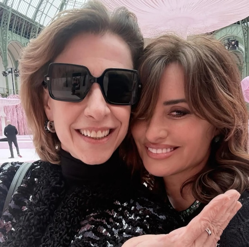 Fernanda Torres posa com Penélope Cruz em Paris