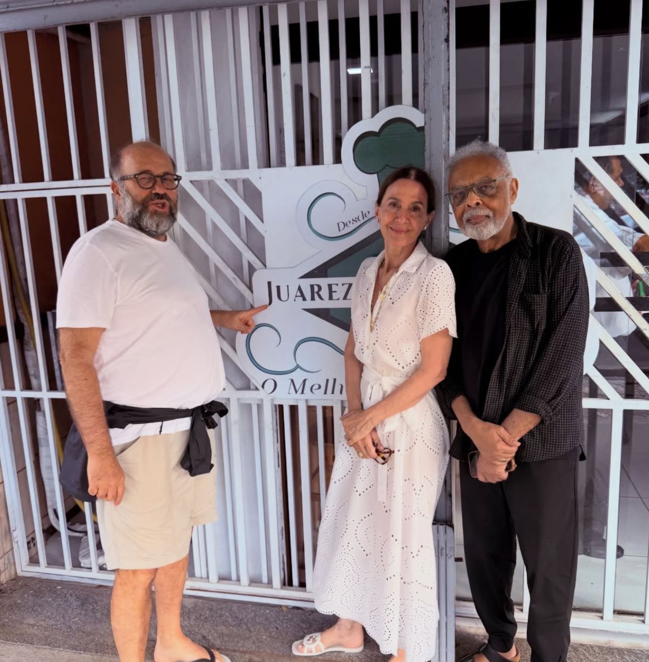 De férias em Salvador, Gilberto Gil visita restaurante que possui o filé mais famoso da cidade