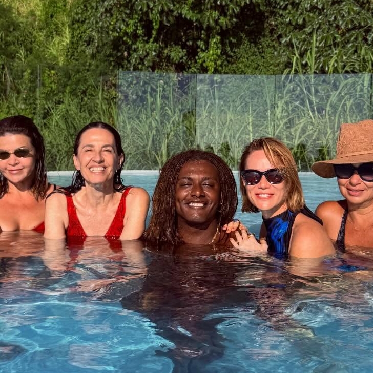 Flora Gil curte piscina com Liniker e Mariana Ximenes em Salvador