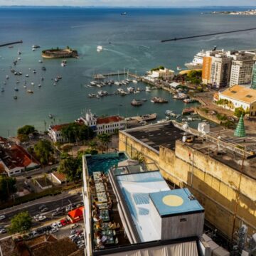 Peixe Voador lança projeto com música e gastronomia em rooftop em frente à Baía de Todos-os-Santos