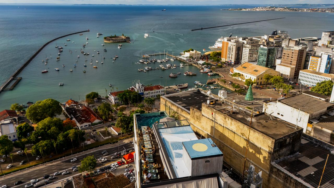 Peixe Voador lança projeto com música e gastronomia em rooftop em frente à Baía de Todos-os-Santos