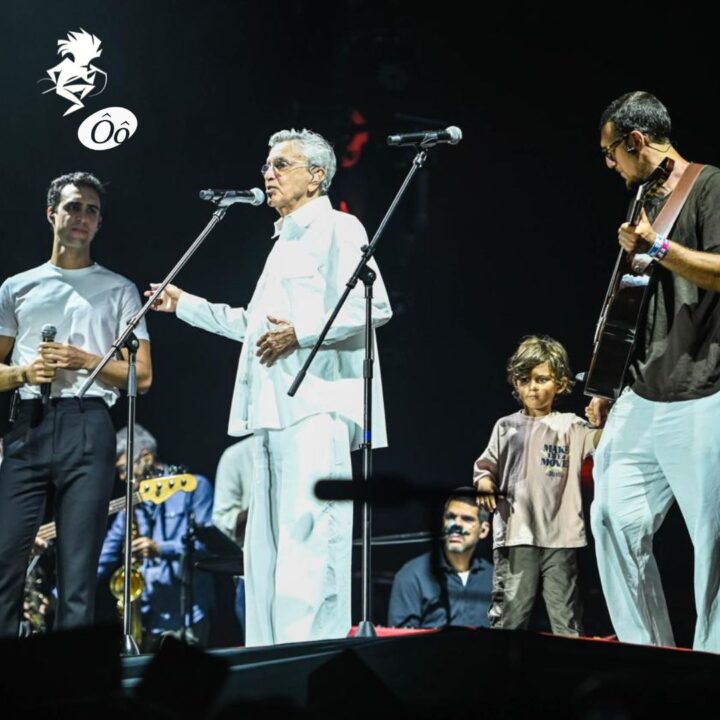 Caetano Veloso canta com filhos e recebe neto no palco do Festival de Verão