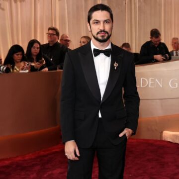 Gabriel Leone chega para premiação do Globo de Ouro