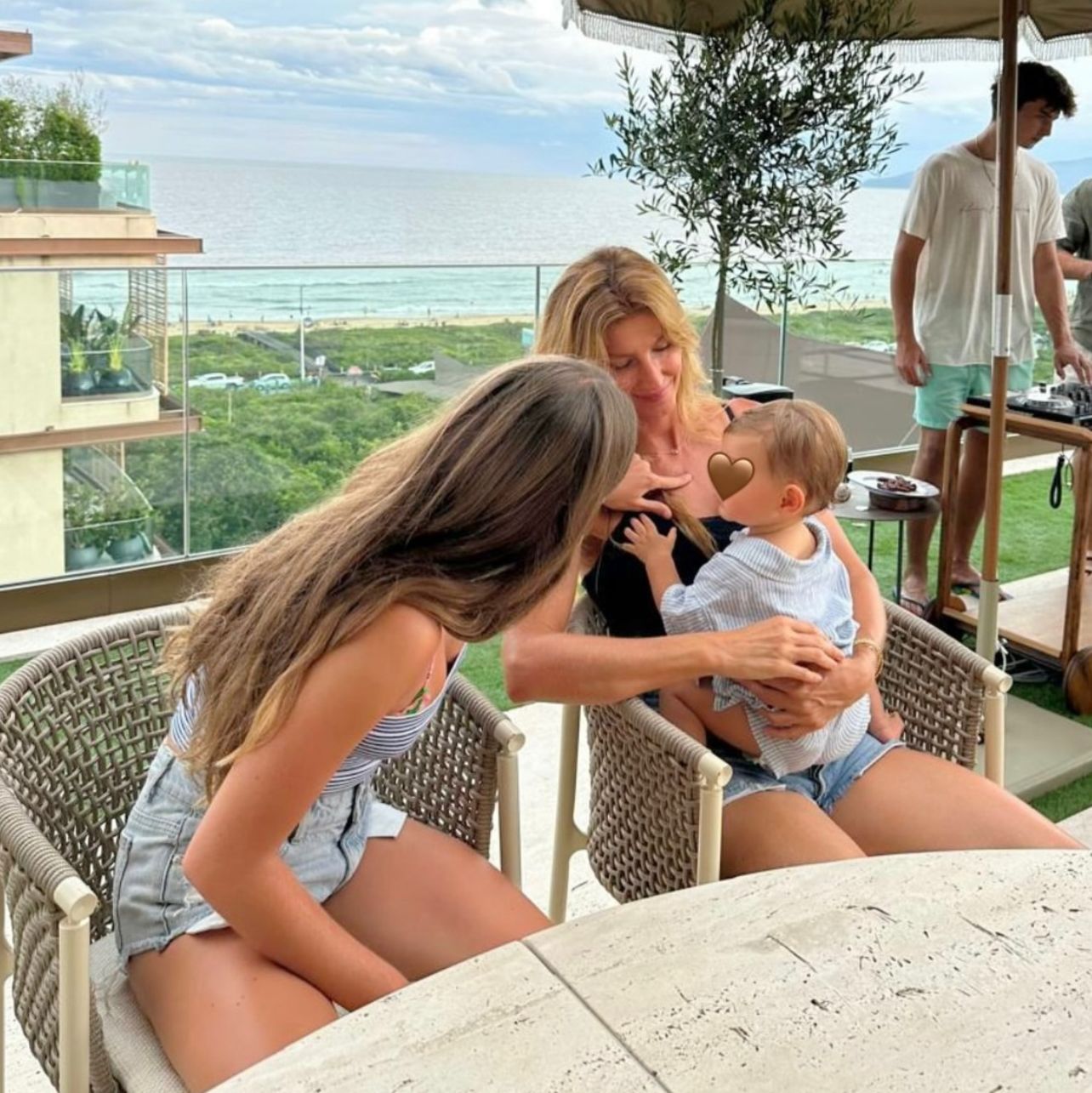 Gisele Bündchen compartilha momentos em família e mostra o filho caçula