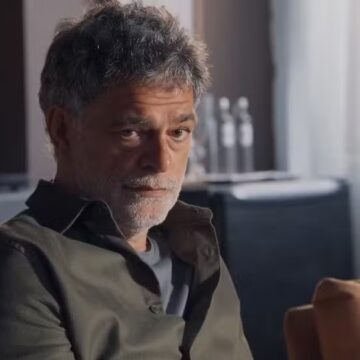 Três Graças: Rogério reaparece e invade mansão de Arminda