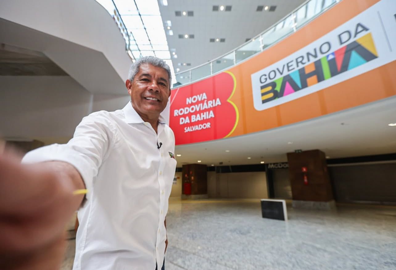Governador da Bahia recebe as chaves da nova rodoviária de Salvador