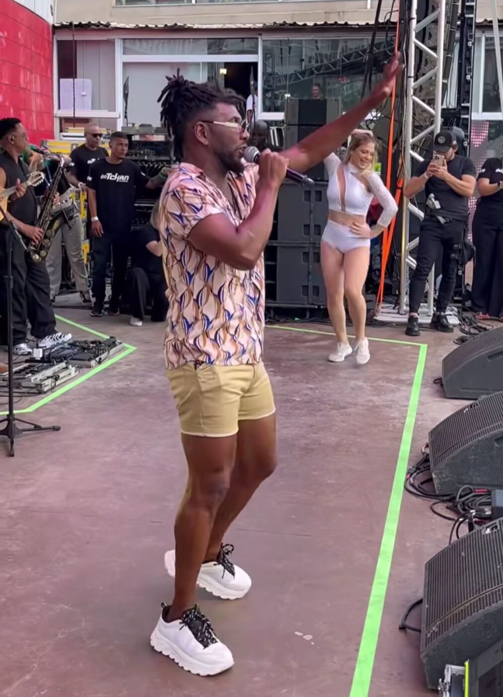 Sheila Mello revive dança que a consagrou como a “loira” do É o Tchan