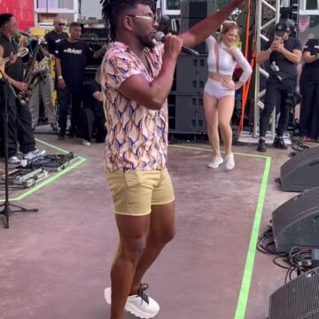 Sheila Mello revive dança que a consagrou como a “loira” do É o Tchan