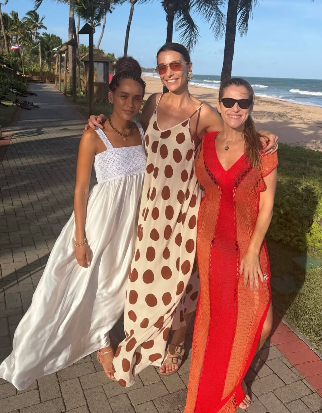 Taís Araújo, Mônica Martelli e Ingrid Guimarães passam verão em praia na Bahia; veja fotos