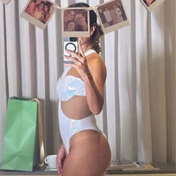 De body cavado, Ivete Sangalo exibe shape e marquinha do bronze antes de show