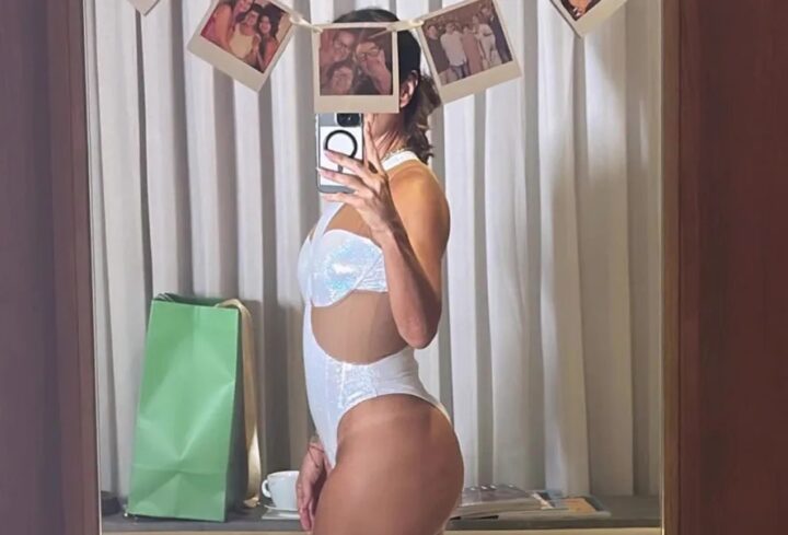 De body cavado, Ivete Sangalo exibe shape e marquinha do bronze antes de show