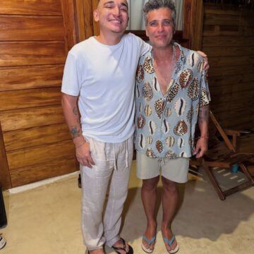 Após show em Porto Seguro, João Gomes encontra Giovanna Ewbank e Bruno Gagliasso em Caraíva