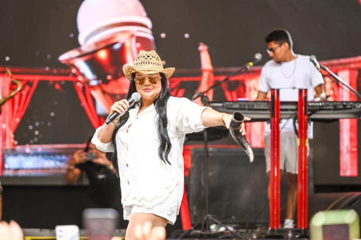 Klessinha leva clima de seresta a show lotado no Parque da Cidade