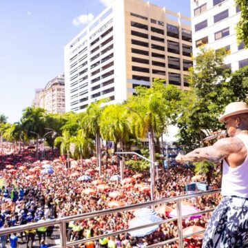 Léo Santana se emociona ao comandar bloco no Rio e celebra multidão no pré-Carnaval
